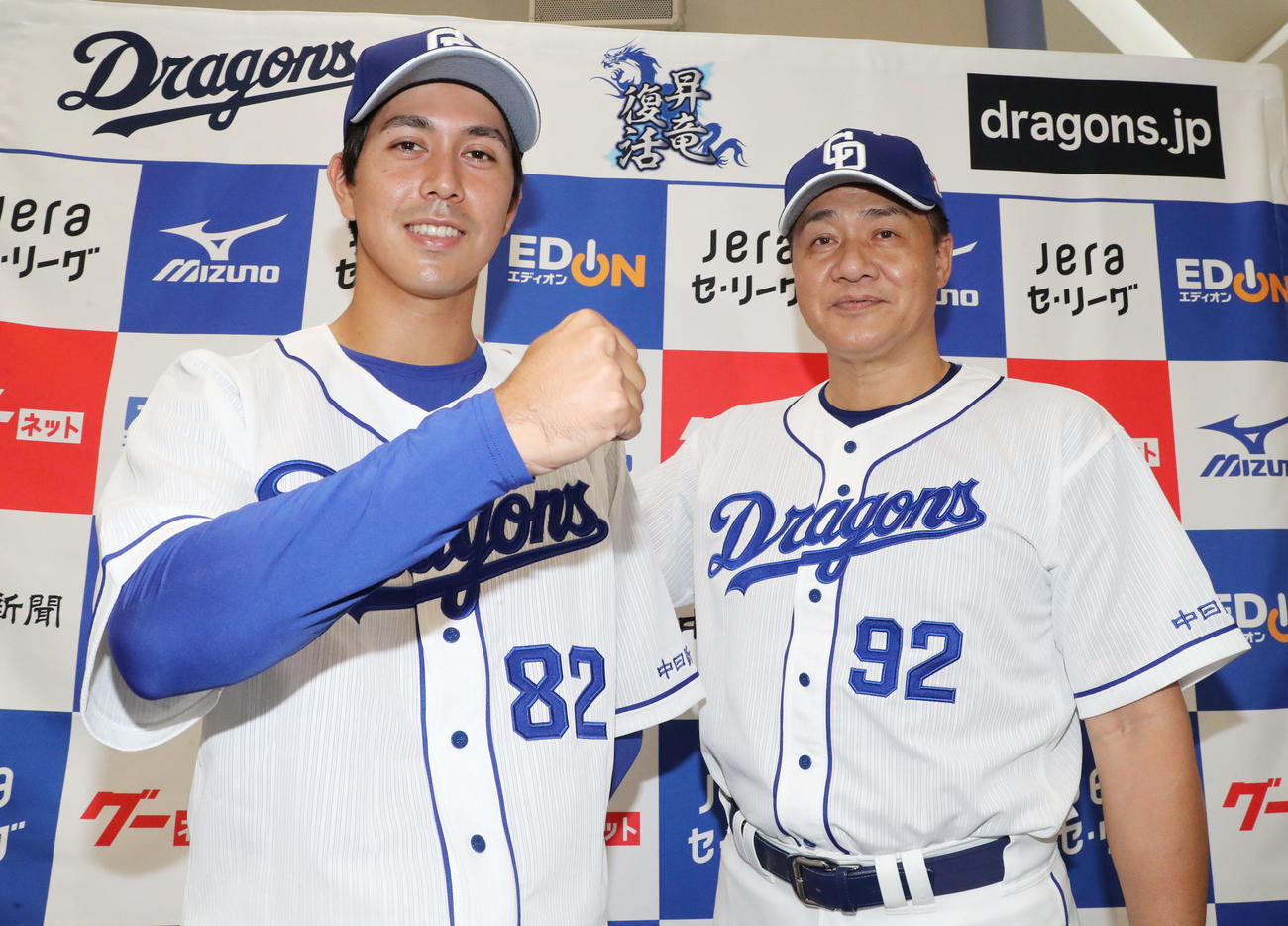 支配下登録の会見を行った後、与田剛監督（右）とポーズを決めるマルク（左）