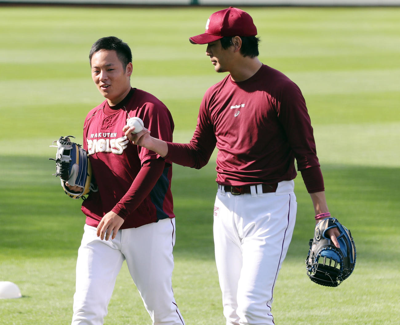 楽天対ロッテ　試合前、楽天涌井（右）は松井とのキャッチボールを終え言葉を交わす（撮影・垰建太）