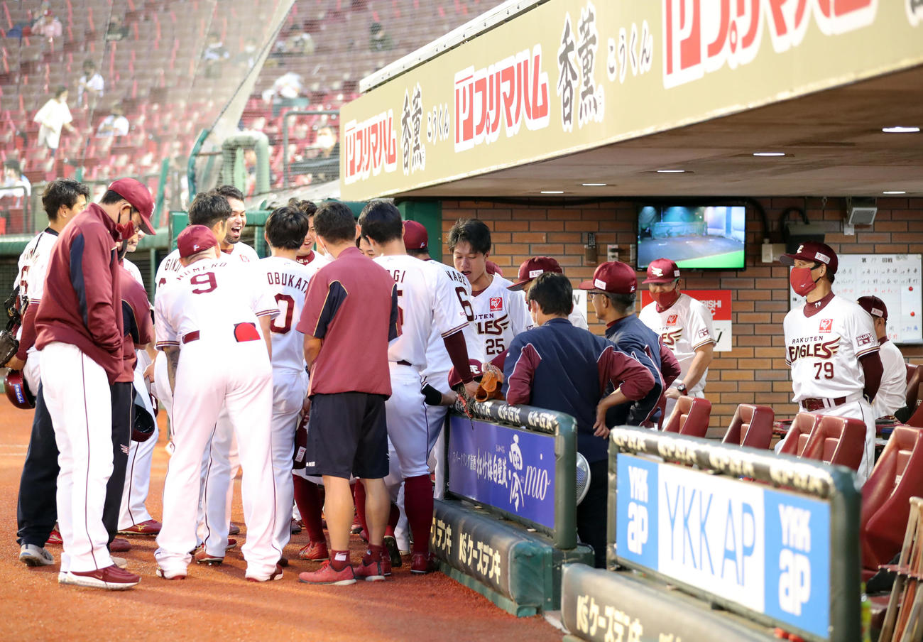 楽天対ロッテ　試合前、田中（25番）のかけ声で円陣を組む楽天の選手たち（撮影・垰建太）
