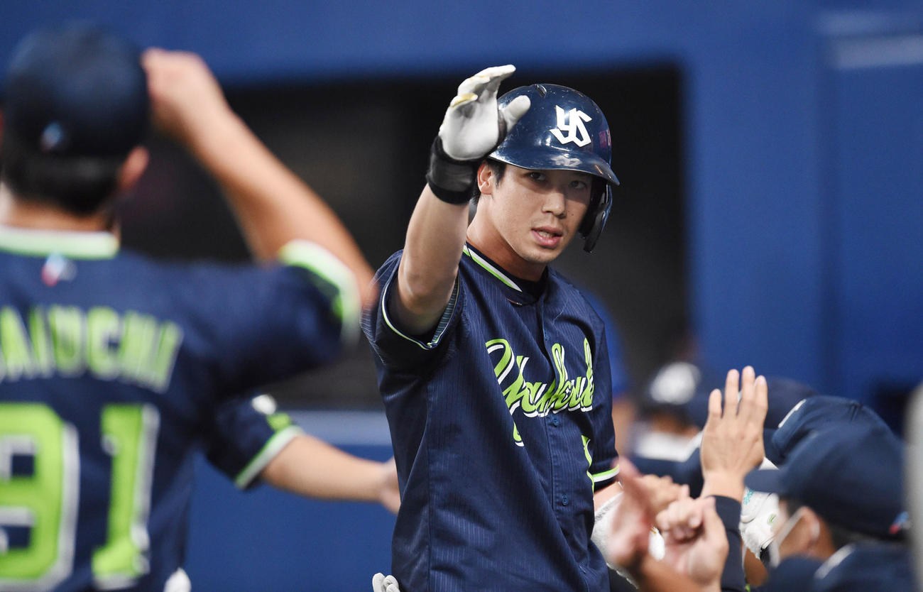 中日対ヤクルト　1回表ヤクルト1死一塁、左越え2点本塁打を放った山田哲人（撮影・森本幸一）