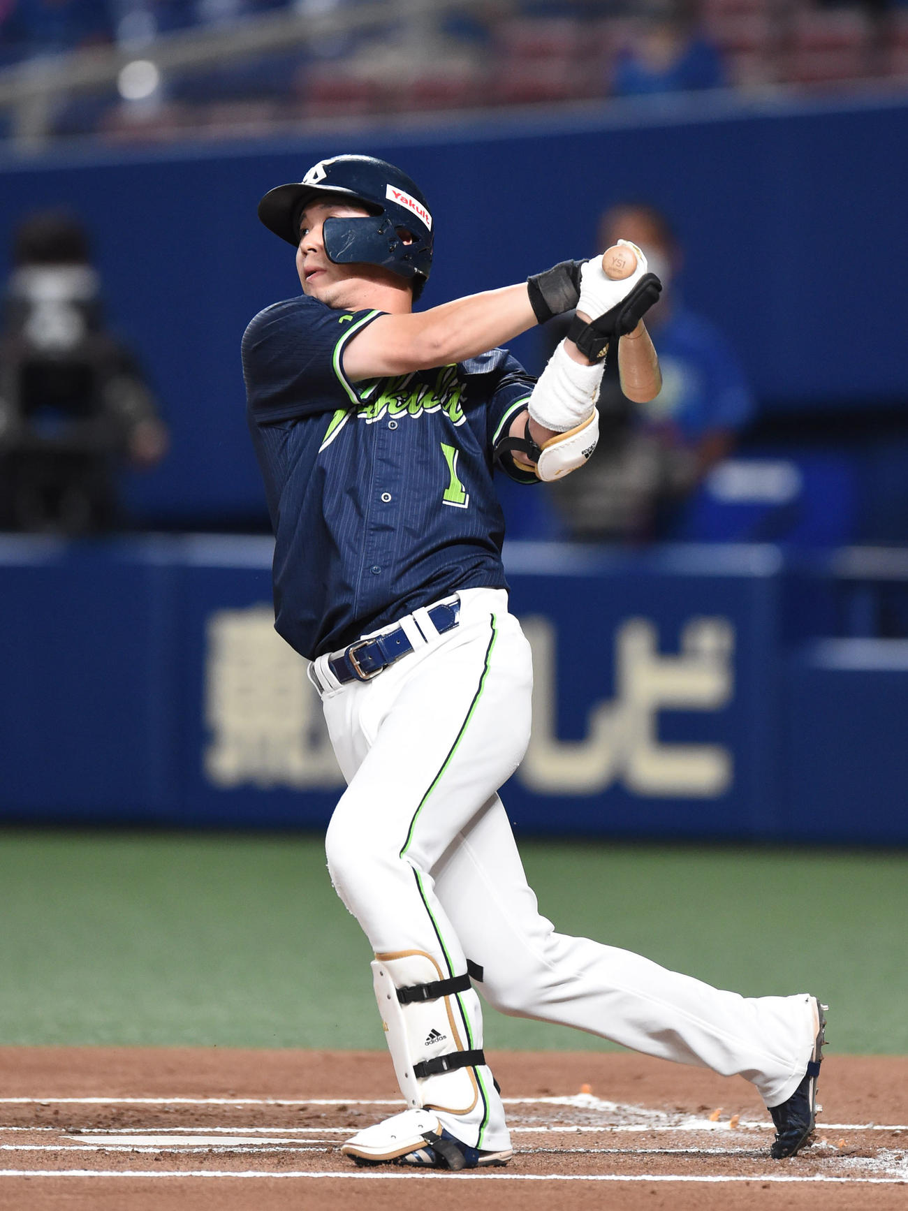 中日対ヤクルト　1回表ヤクルト1死一塁、左越え2点本塁打を放った山田哲人（撮影・森本幸一）