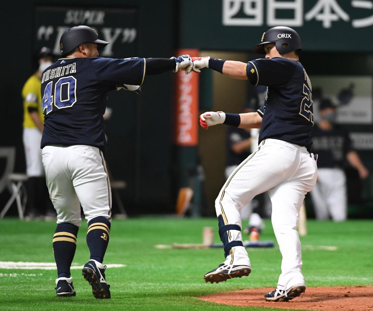 ソフトバンク対オリックス　2回表オリックス無死一塁、伏見寅威（右）は左中間に2点本塁打を放ち大下に迎えられる（撮影・今浪浩三）