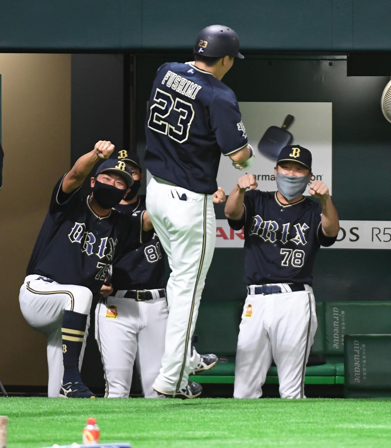 ソフトバンク対オリックス　2回表オリックス無死一塁、伏見寅威は左中間に2点本塁打を放ち中嶋聡監督代行（右）らコーチ陣に迎えられる（撮影・今浪浩三）