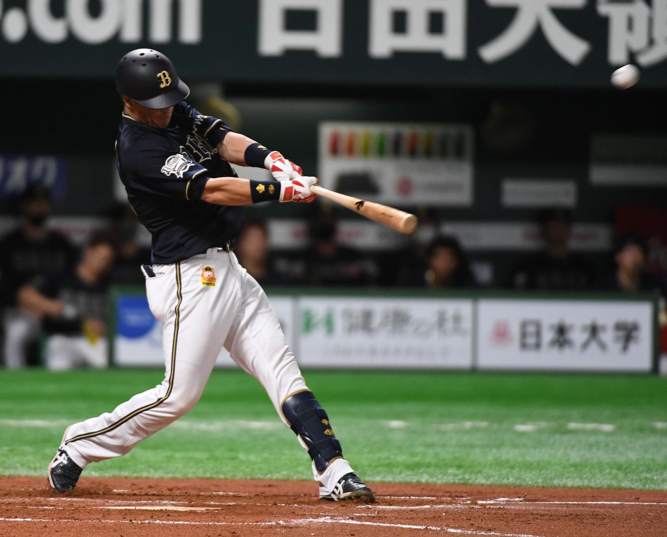 ソフトバンク対オリックス　2回表オリックス無死一塁、伏見寅威は左中間に2点本塁打を放つ（撮影・今浪浩三）