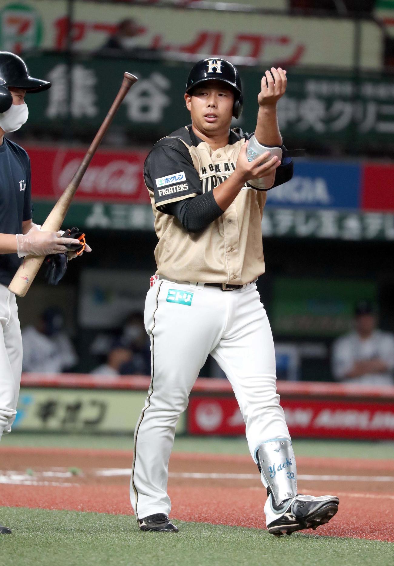 西武対日本ハム　2回表日本ハム無死一、二塁、樋口は四球を選び出塁する（撮影・佐藤翔太）