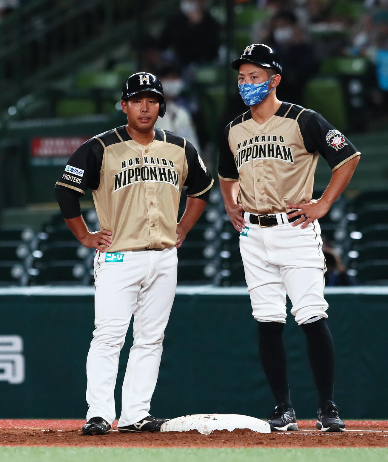 西武対日本ハム　2回表日本ハム無死一、二塁、四球で出塁した樋口（左）（撮影・足立雅史）