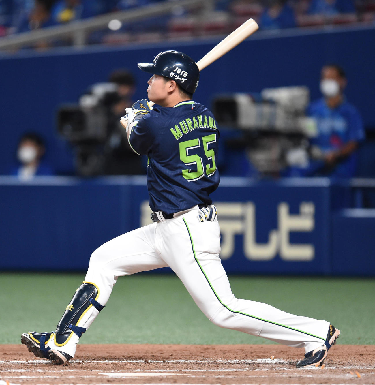 中日対ヤクルト　3回表ヤクルト1死一塁、右越え2点本塁打を放った村上（撮影・森本幸一）