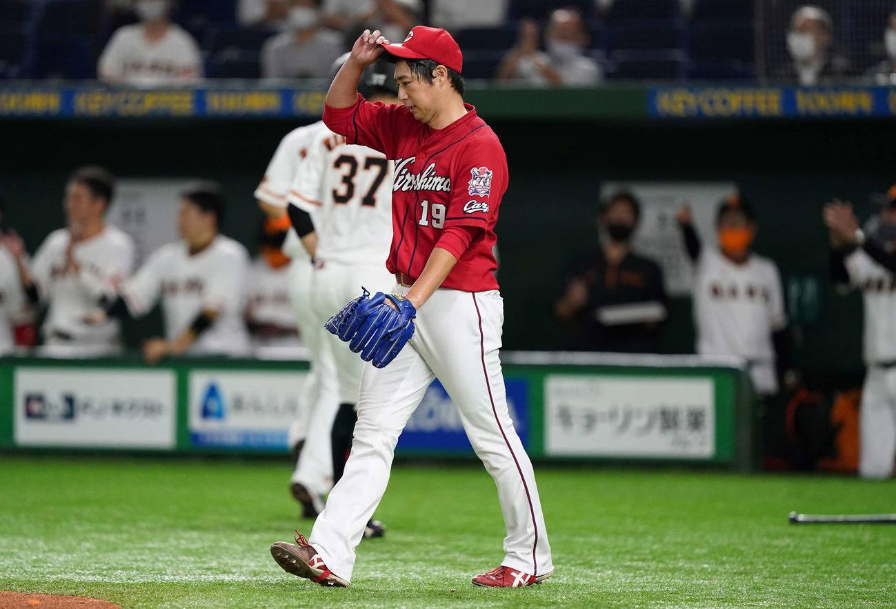 巨人対広島　3回裏巨人2死二塁、大城に中前適時打を浴び浮かない表情の野村（撮影・鈴木みどり）