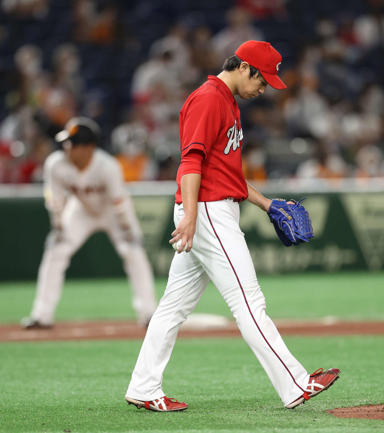 巨人対広島　2回裏巨人無死二、三塁、大城（後方）と若林の2者連続で適時打を浴び、うつむきながらマウンドに戻る野村（撮影・河野匠）