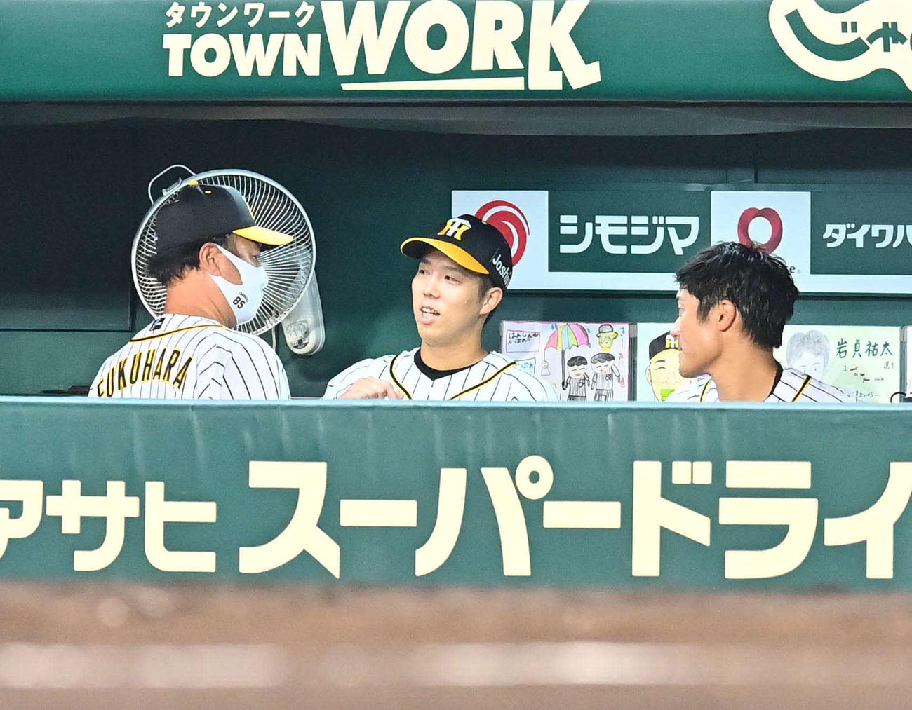 阪神対DeNA　6回1失点で降板し阪神福原忍コーチ（左）と話す青柳晃洋（撮影・上田博志）
