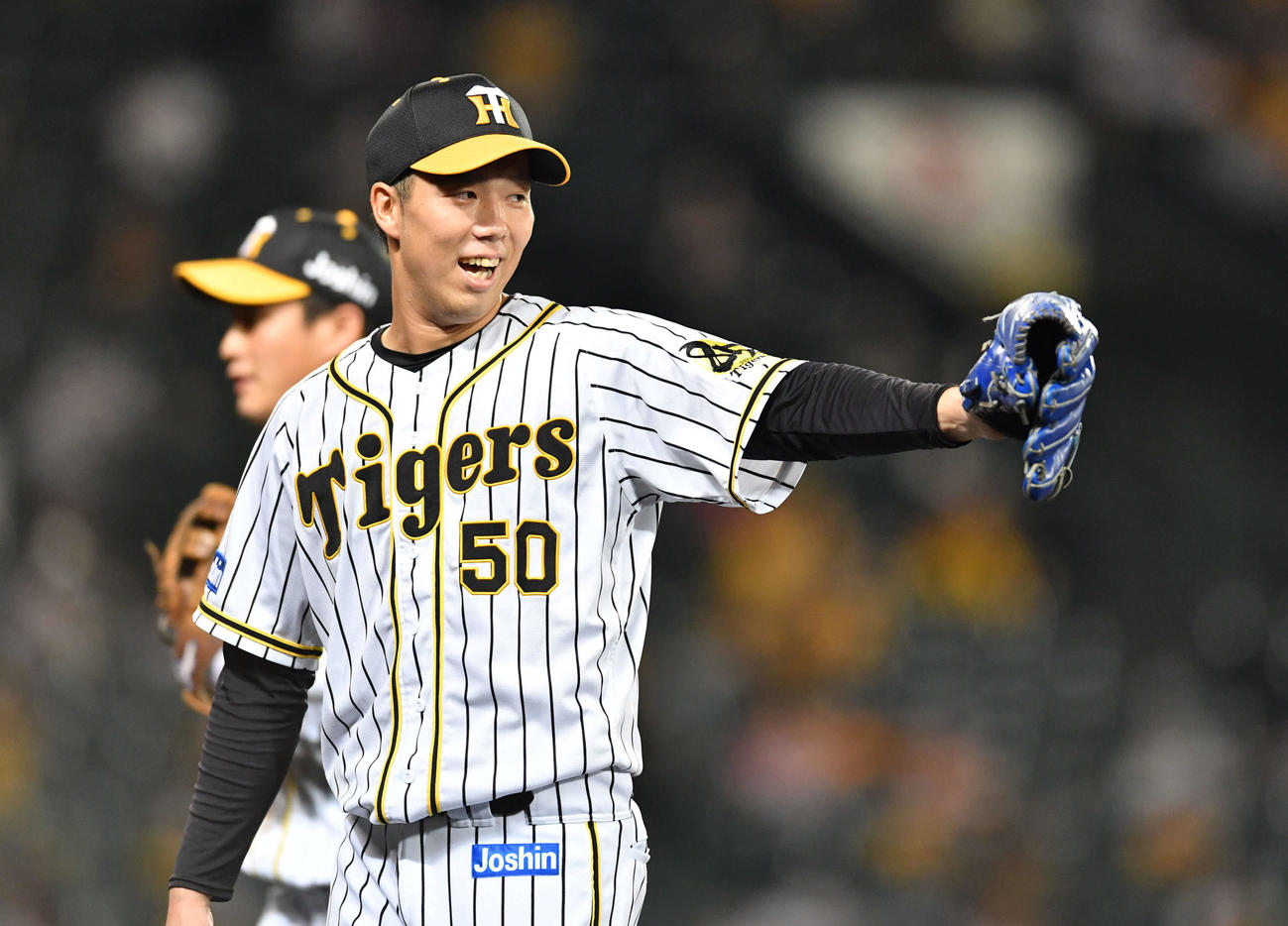 阪神対DeNA　4回表、三者凡退に抑え笑顔でベンチへ戻る青柳晃洋（撮影・岩下翔太）