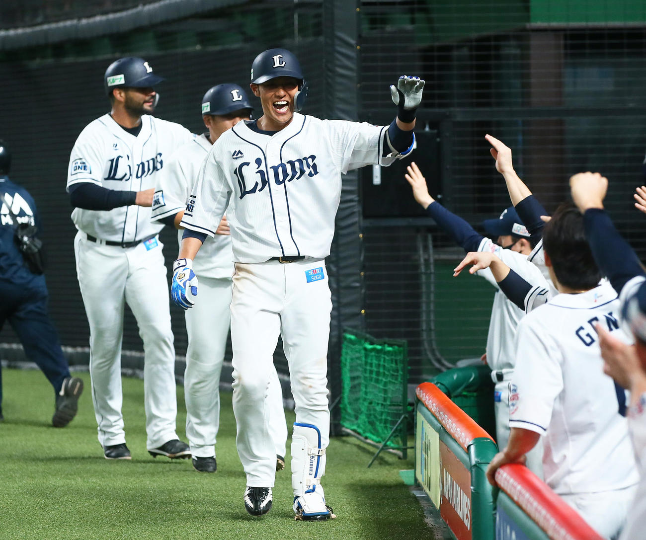 西武対日本ハム　4回裏西武2死一、三塁、左越え3点本塁打を放ち笑顔でタッチを交わす木村（撮影・足立雅史）
