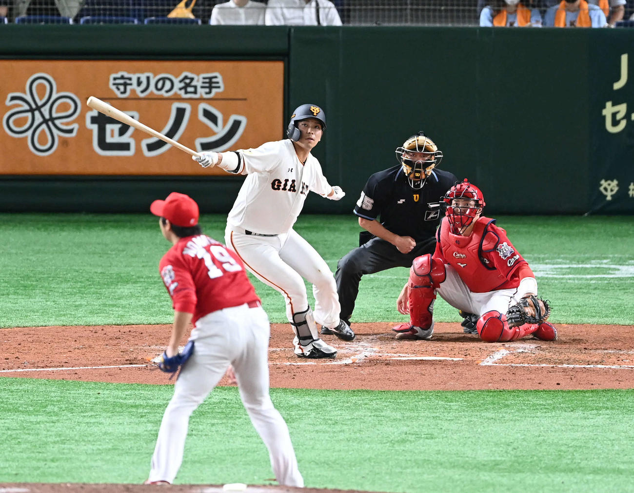 巨人対広島　3回裏巨人2死、大城は中前適時打を放つ。投手野村（撮影・山崎安昭）