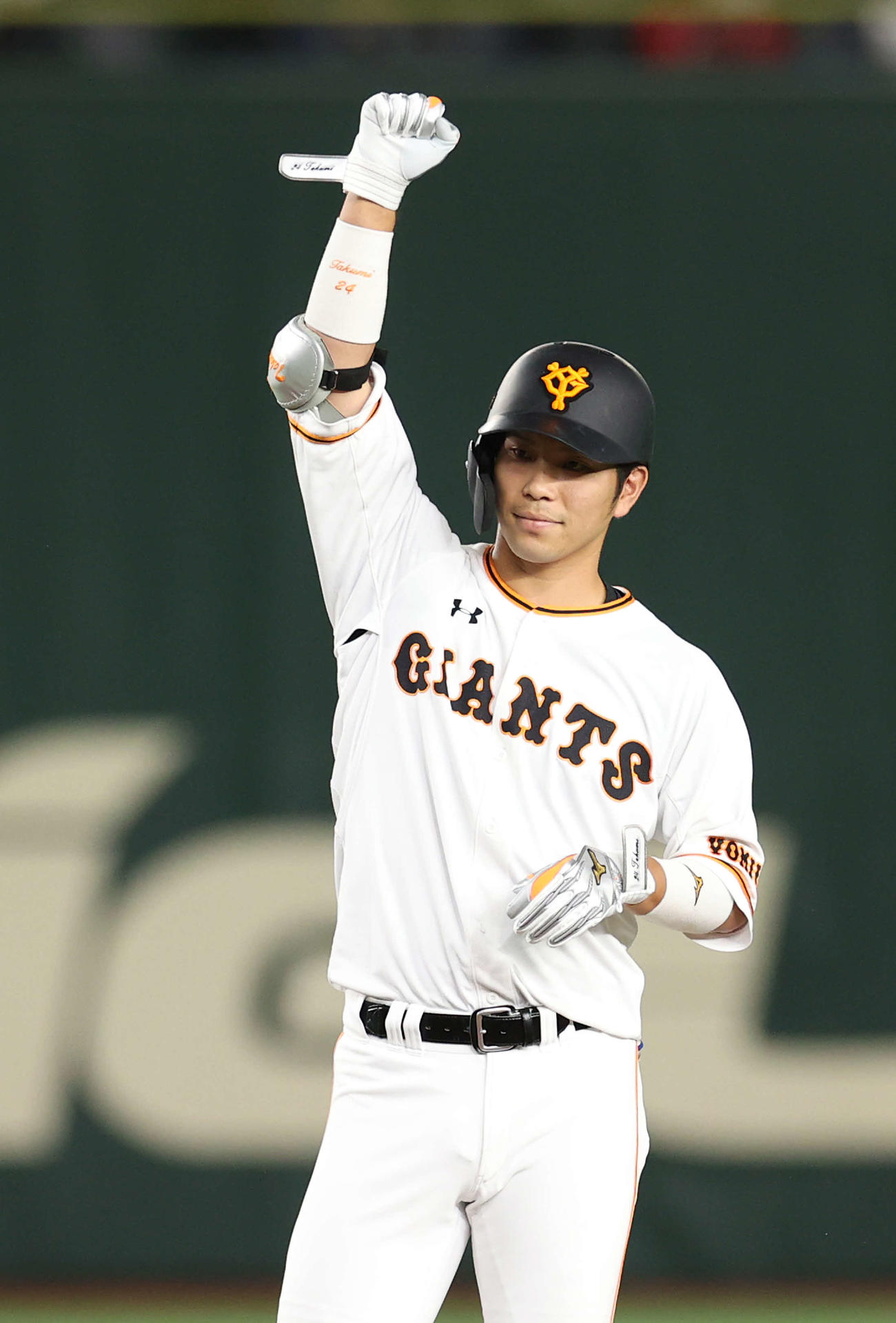 巨人対広島　2回裏巨人無死一、二塁、先制の右越え適時二塁打を放った大城はベンチに向かってガッツポーズ（撮影・河野匠）