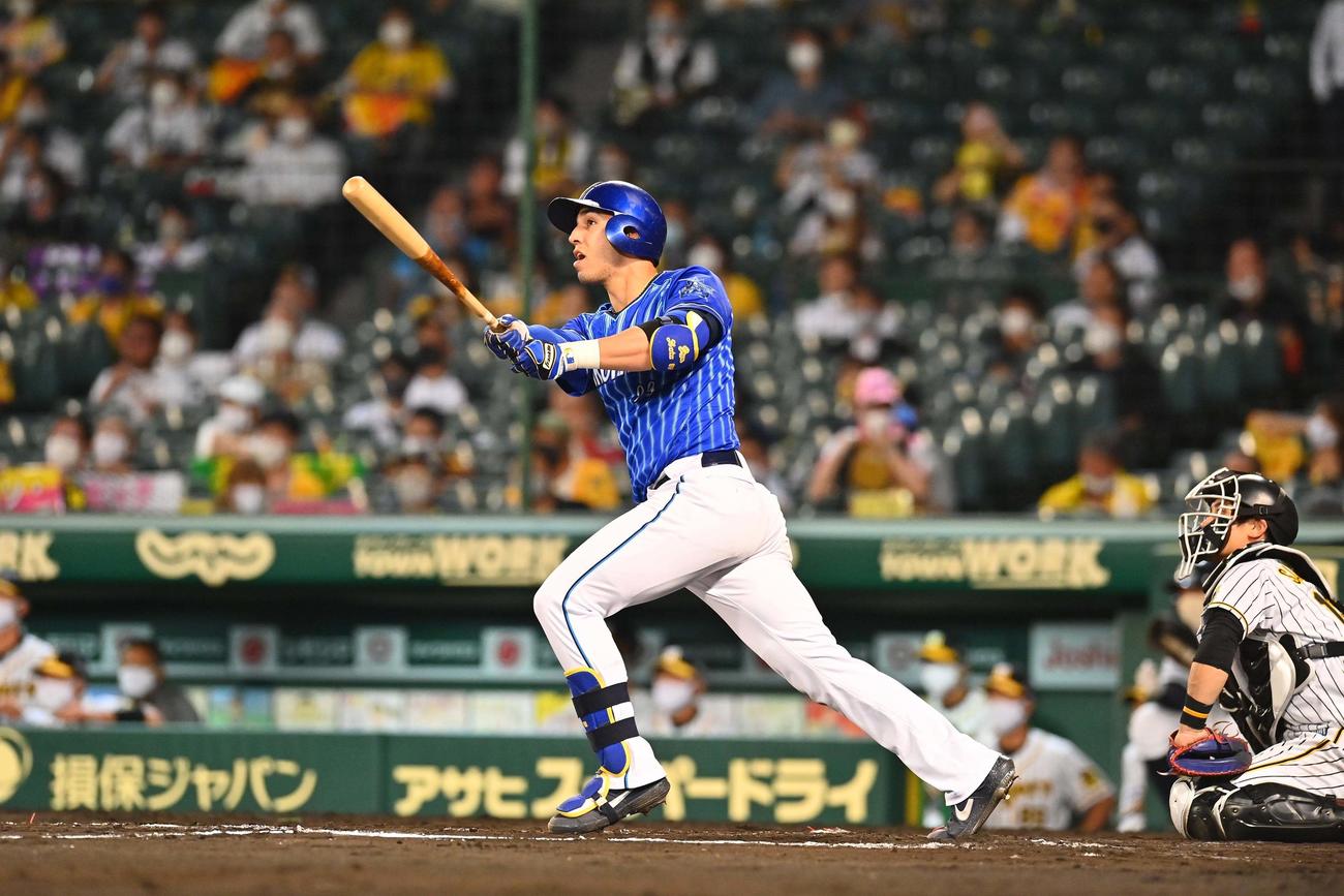 阪神対DeNA　7回表DeNA無死一、二塁、左越えに3点本塁打を放つソト（撮影・上田博志）