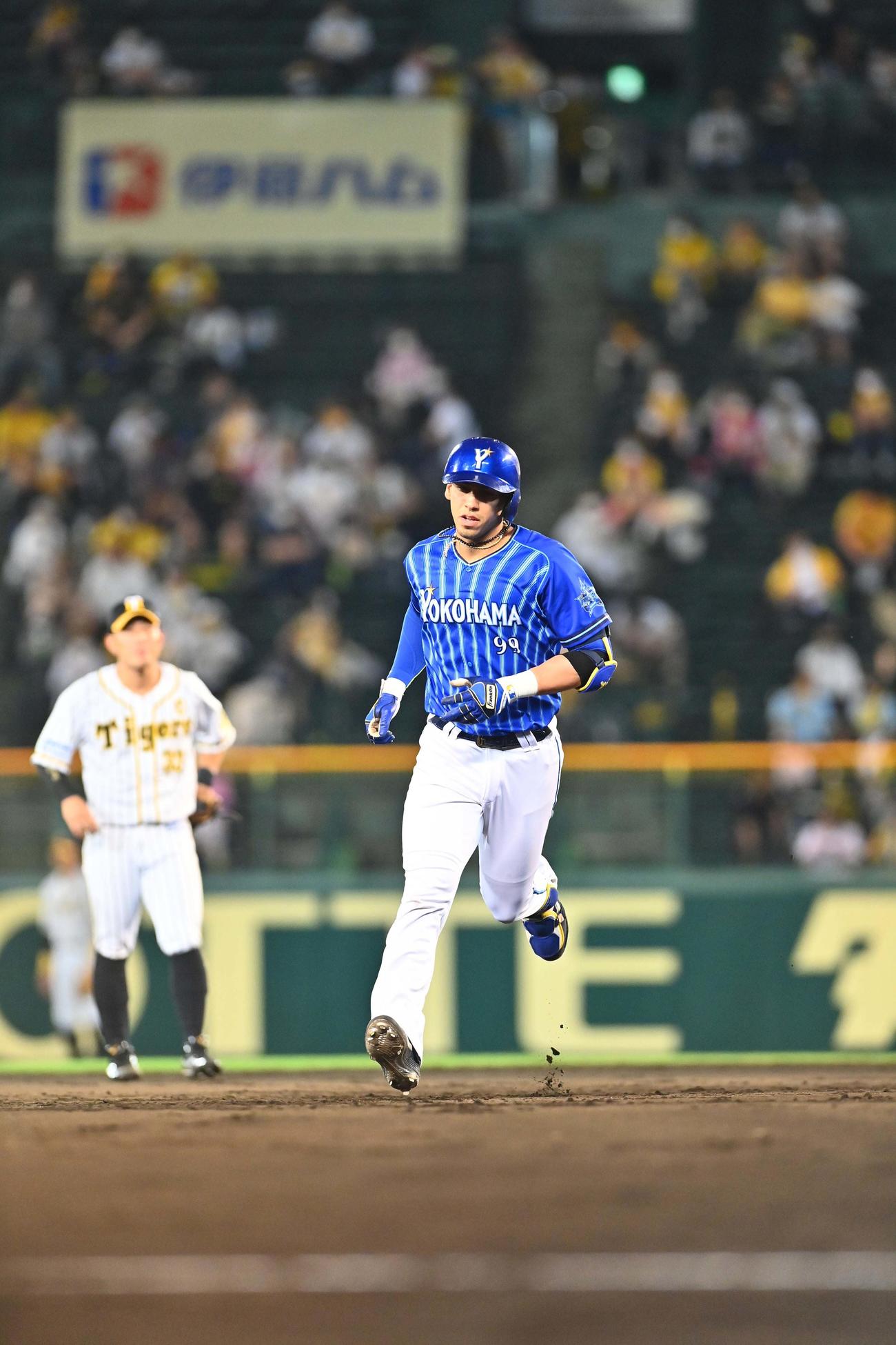阪神対DeNA　7回表DeNA無死一、二塁、左越えに3点本塁打を放つソト（撮影・上田博志）