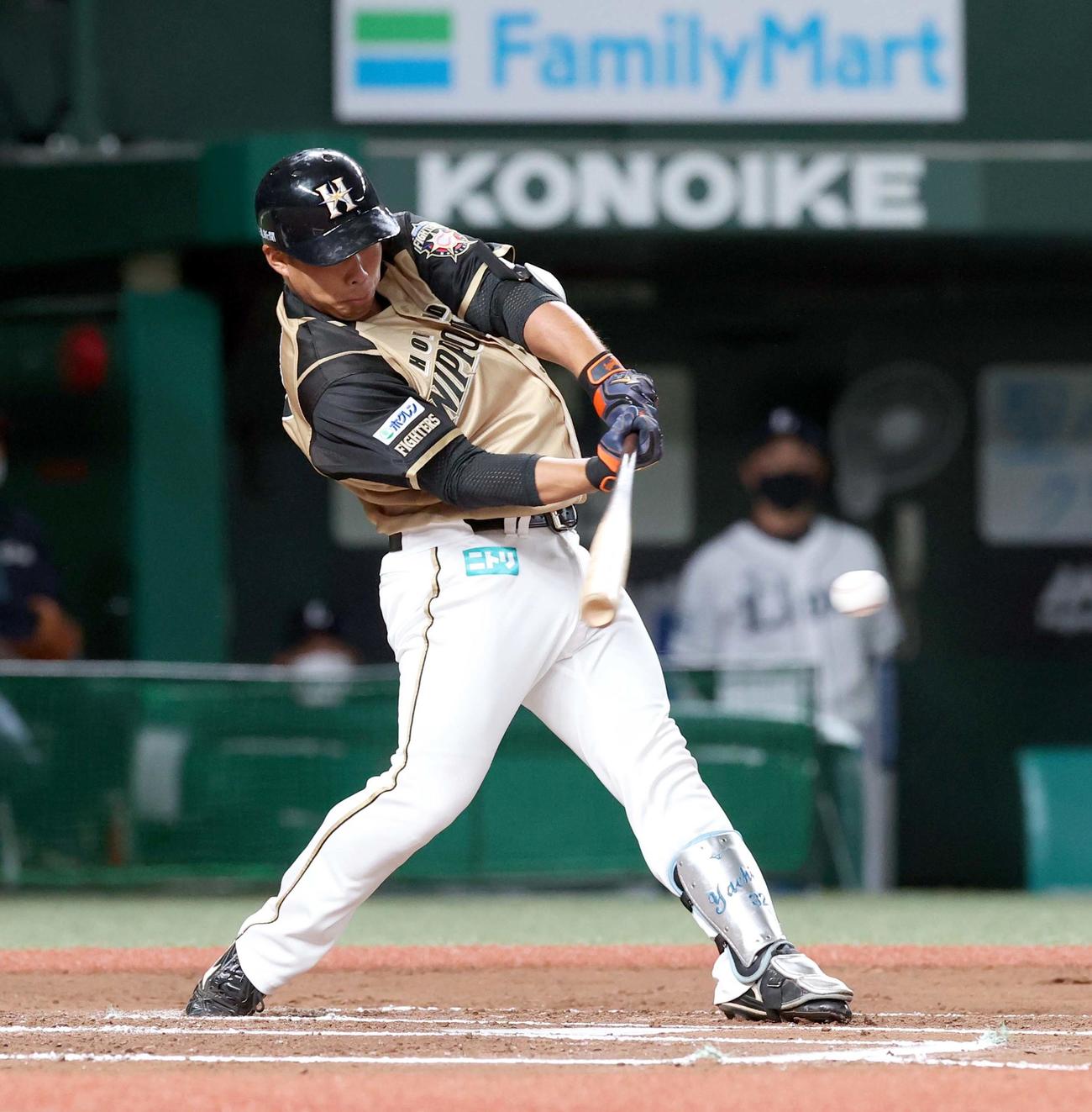 西武対日本ハム　6回表日本ハム1死一塁、樋口はプロ初安打となる右前打を放つ（撮影・佐藤翔太）