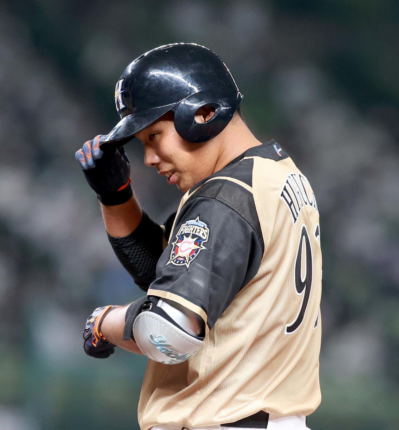 西武対日本ハム　6回表日本ハム1死一塁、樋口はプロ初安打となる右前打を放ち笑顔を見せる（撮影・佐藤翔太）