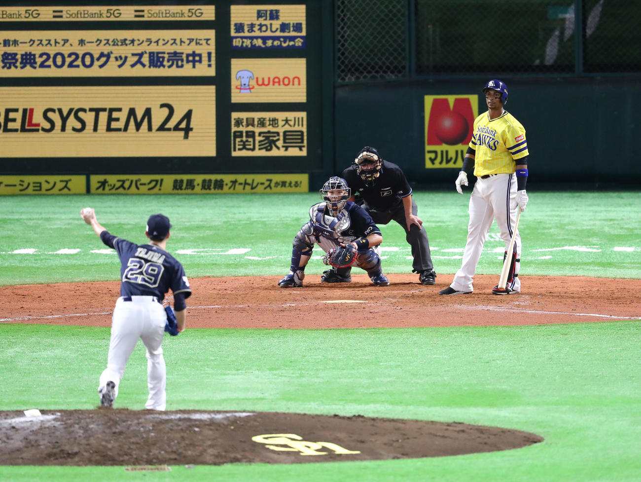 田嶋が4球目を投げようとしたとき、グラシアルがタイムを要求、田嶋は投球動作に入っていたが、ボールを投げずに動きを中断（撮影・梅根麻紀）