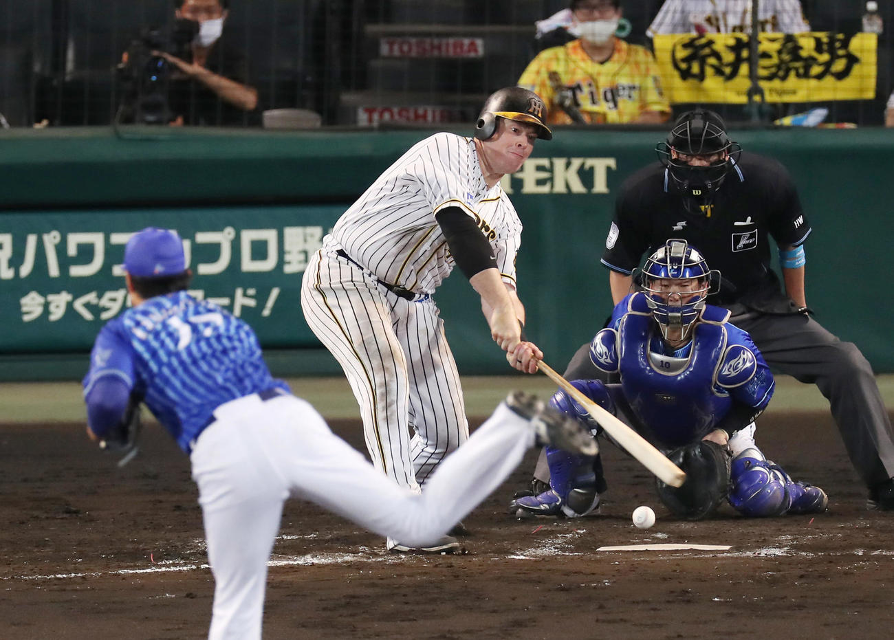 阪神対DeNA　7回裏阪神2死一塁、空振り三振に倒れるボーア。投手上茶谷（撮影・前田充）