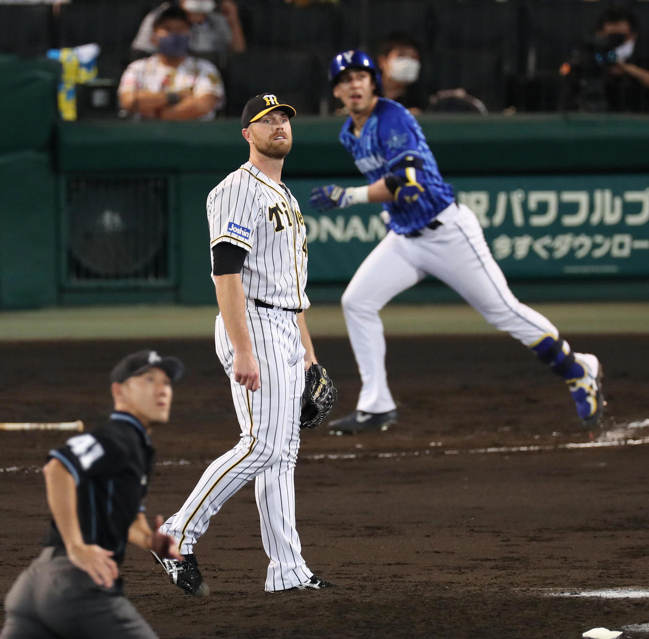 阪神対DeNA　7回表DeNA無死一、二塁、エドワーズはソトに左越え3点本塁打を浴びる（撮影・前田充）