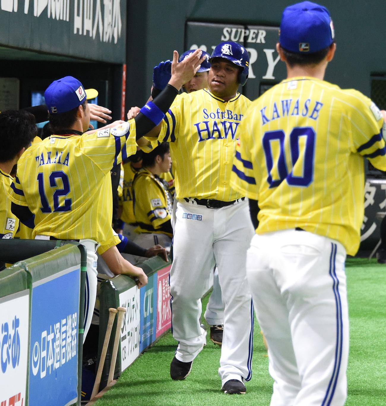 ソフトバンク対オリックス　7回裏ソフトバンク2死一塁、アルフレド・デスパイネは中越えにソフトバンク2000号本塁打を放ちナインに迎えられる（撮影・今浪浩三）