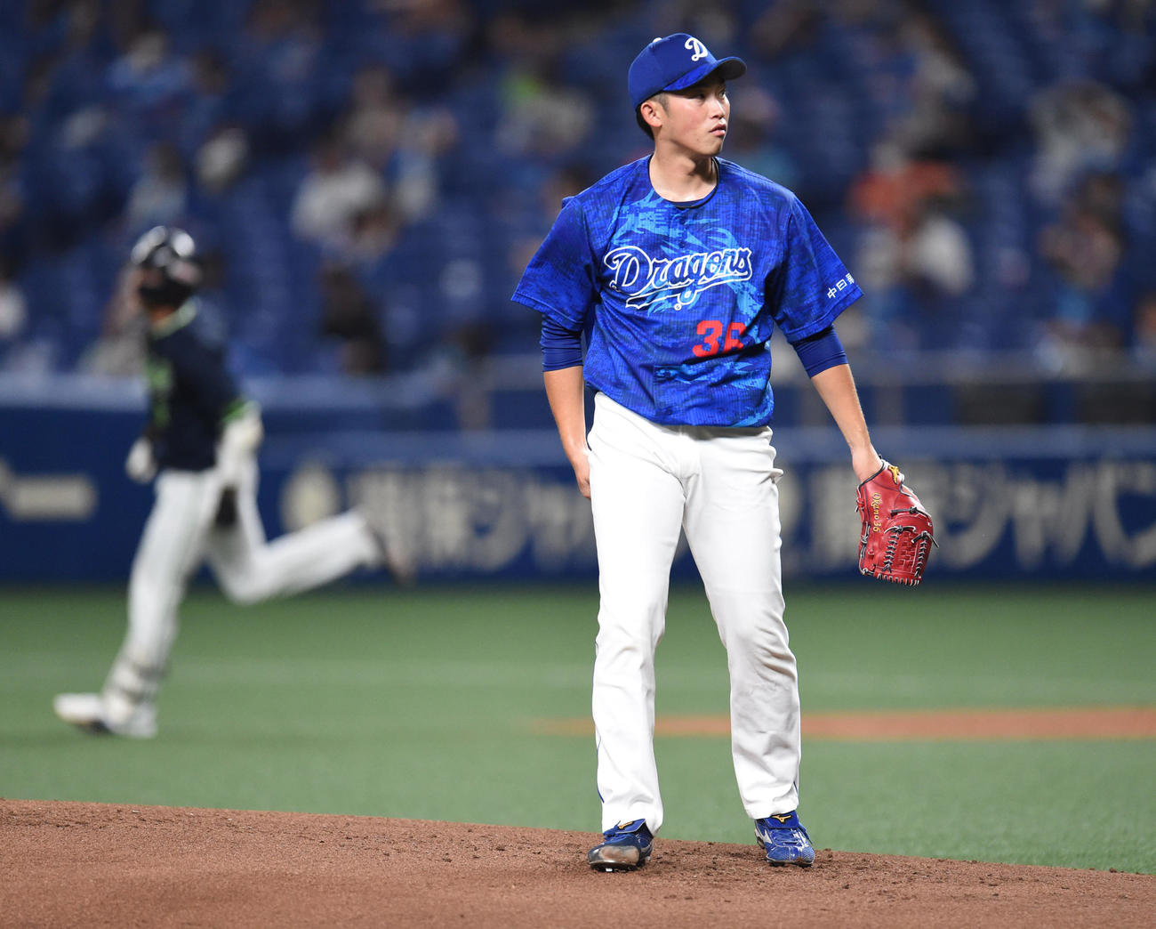 中日対ヤクルト　1回表ヤクルト1死一塁、山田哲（左）に先制左越え2点本塁打を浴びてぼうぜんとする中日先発の岡野（撮影・森本幸一）