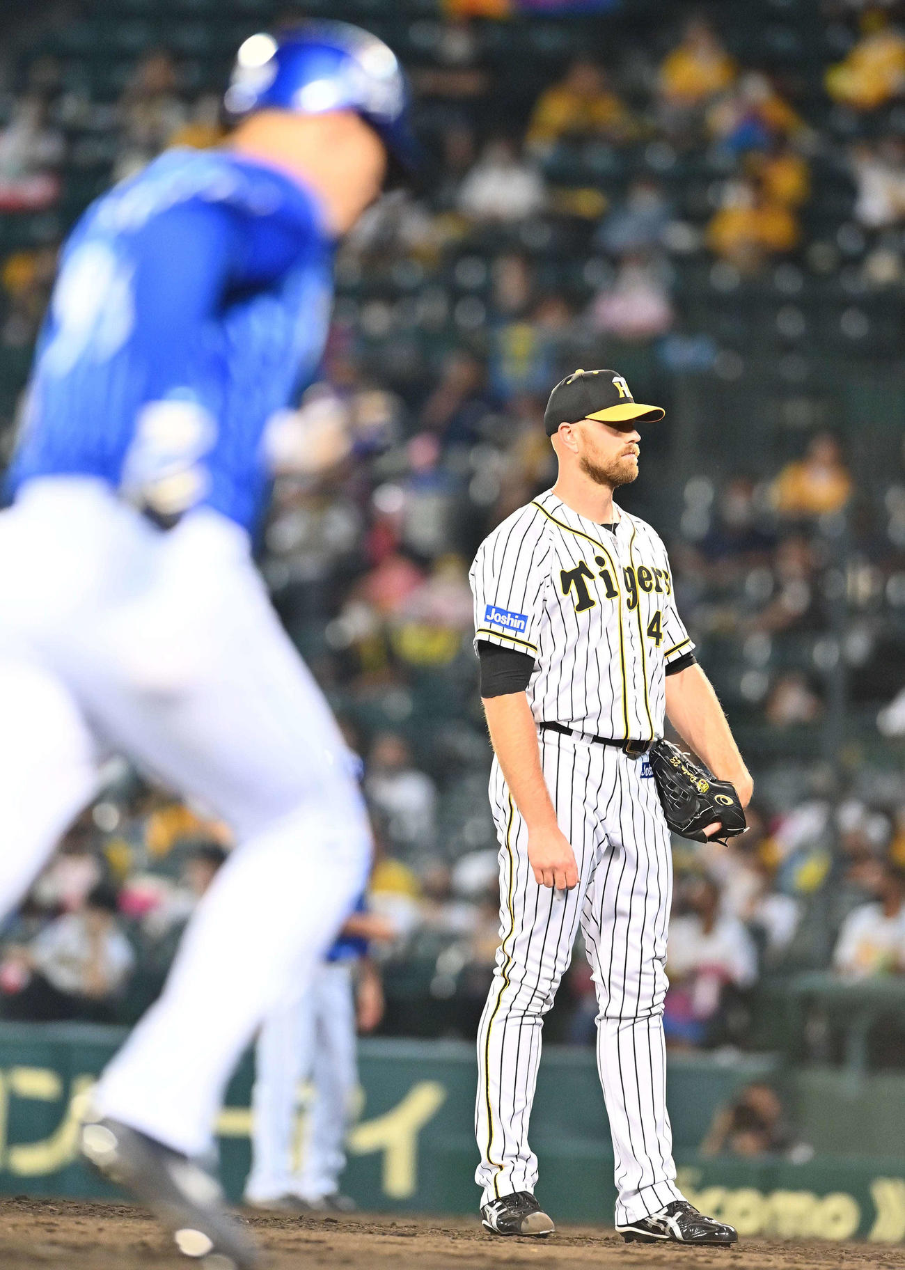阪神対DeNA　7回表DeNA無死一、二塁、ソト（左）に左越え3点本塁打を浴びるエドワーズ（撮影・上田博志）