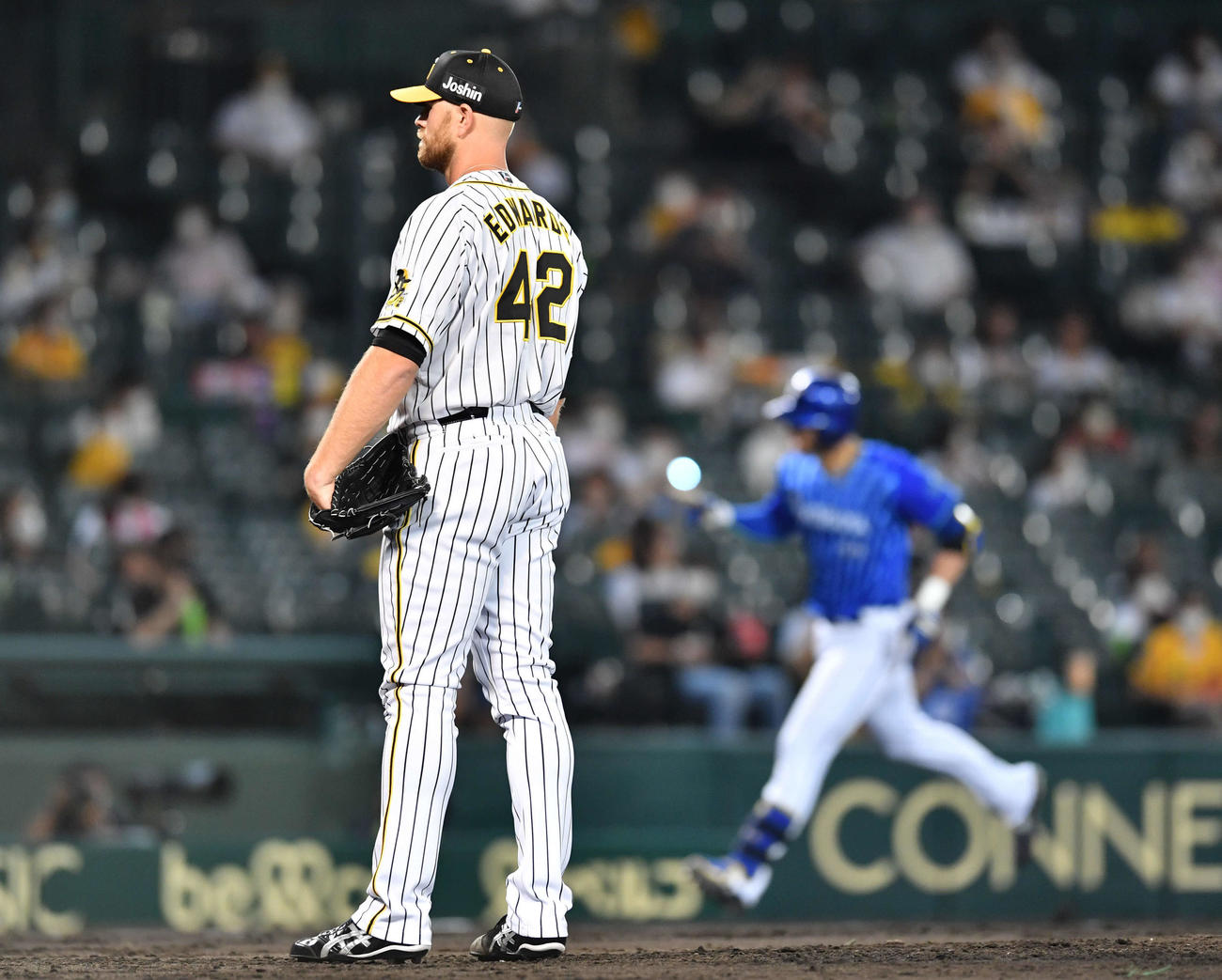 阪神対DeNA　7回表DeNA無死一、二塁ソト（右）に左越え3点本塁打を浴びたエドワーズ（撮影・岩下翔太）