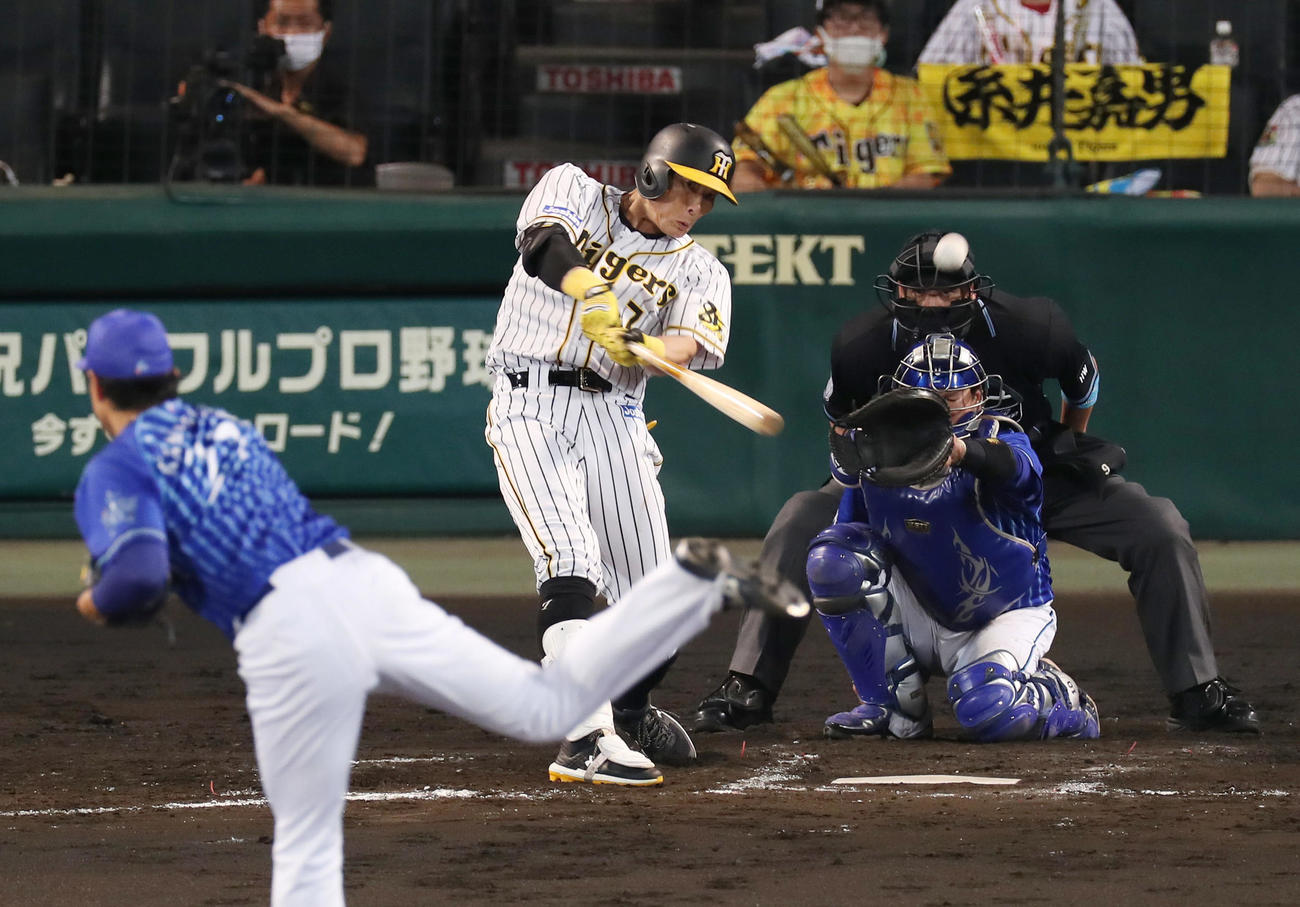 阪神対DeNA　7回裏阪神無死、左前打を放つ糸井。投手上茶谷（撮影・前田充）
