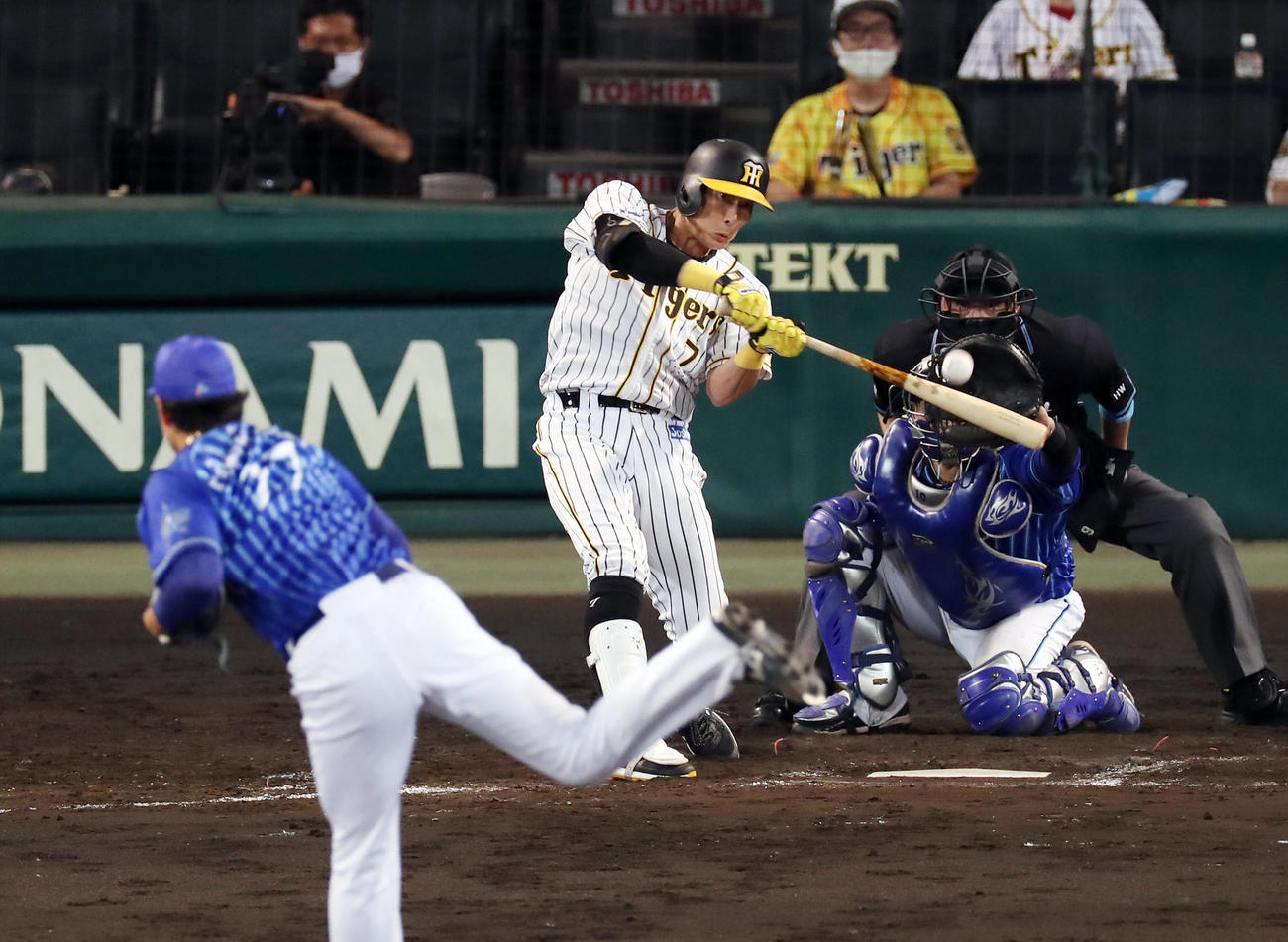 阪神対DeNA　9回裏阪神1死、左前打を放つ糸井。投手上茶谷（撮影・前田充）