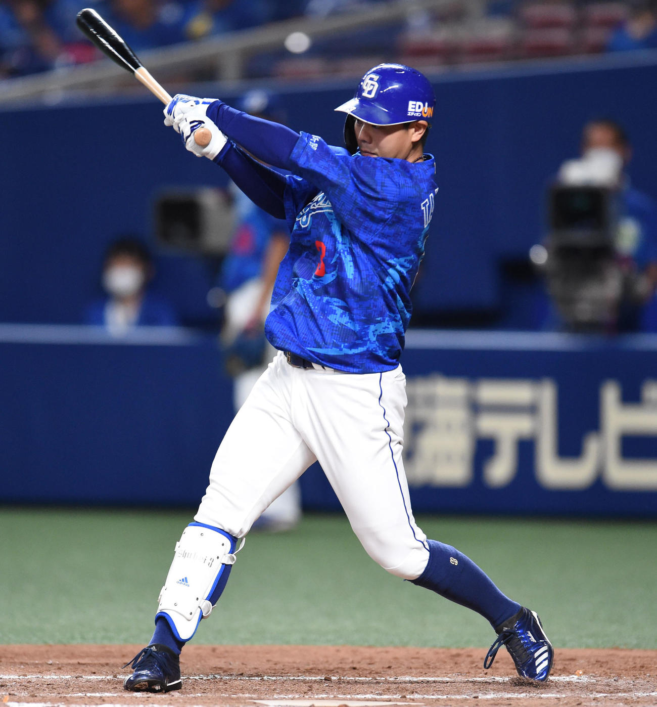 プロ野球中日対ヤクルト　3回裏中日無死二、三塁、中前2点適時打を放った高橋周平（撮影・森本幸一）