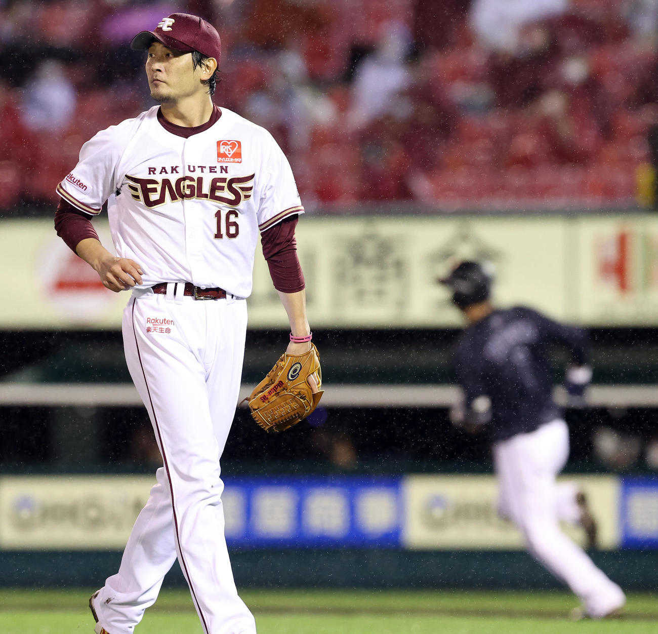 楽天対ロッテ　6回表ロッテ1死一塁、清田（右）にこの日初の安打を許す涌井（撮影・垰建太）