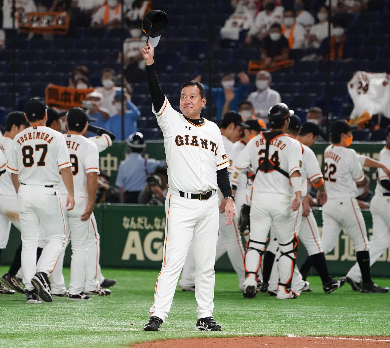 巨人対広島　4連勝し、ファンの声援に応える巨人原監督（撮影・鈴木みどり）