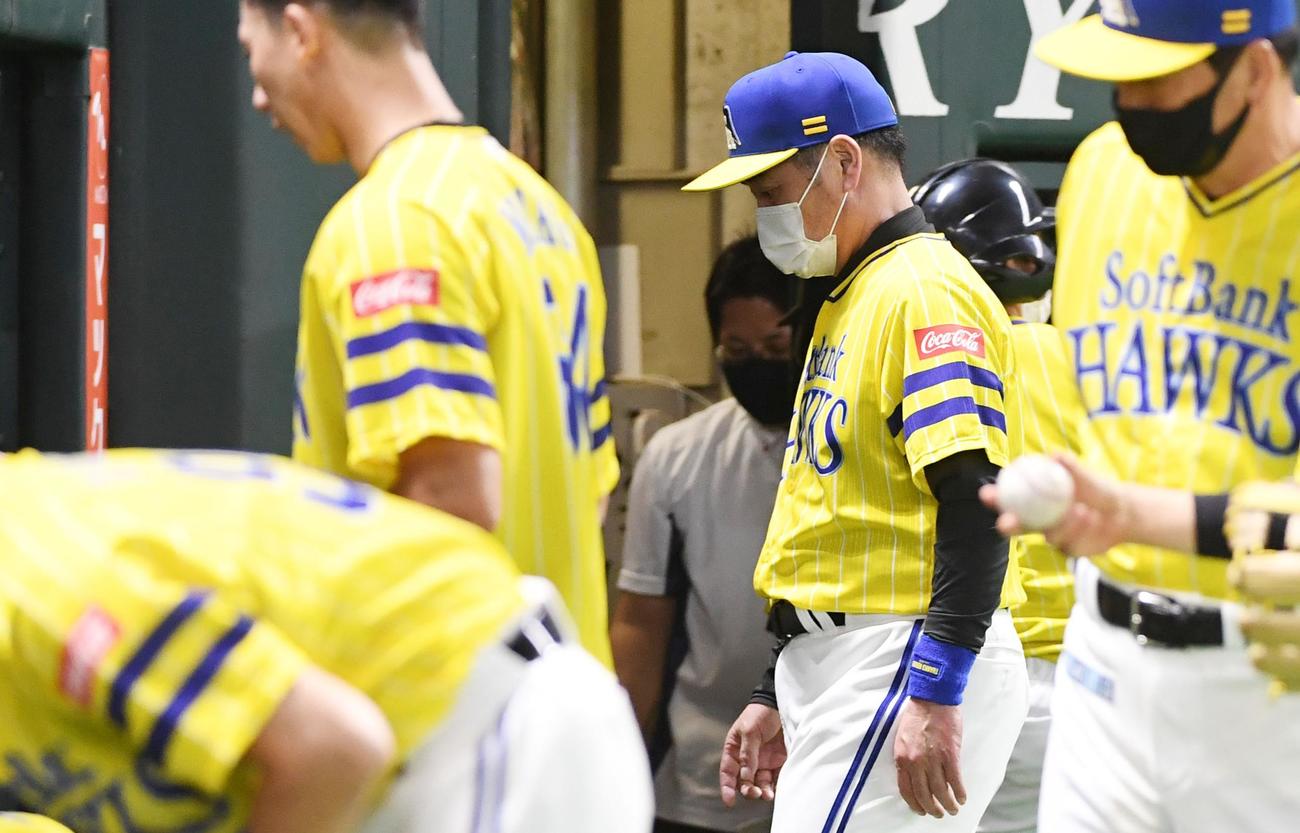 ソフトバンク対オリックス　6回裏、リクエストを出した工藤監督（撮影・今浪浩三）