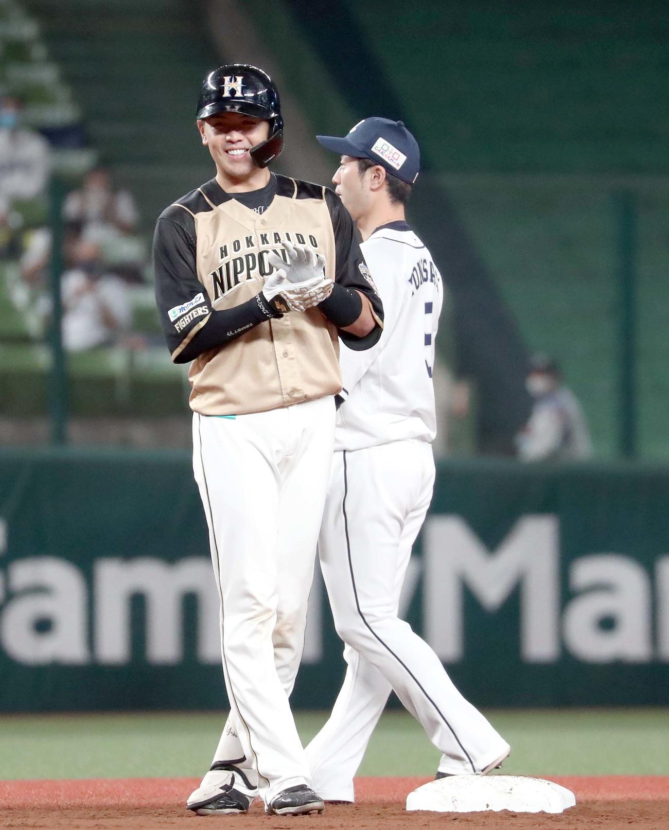 西武対日本ハム　2回表日本ハム無死満塁、先制となる適時二塁打を放ち笑顔を見せる清水（撮影・佐藤翔太）
