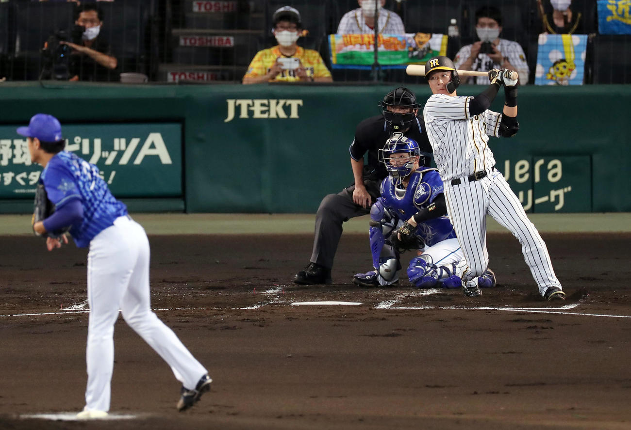 阪神対DeNA　2回裏阪神1死、大山は右前打を放つ（撮影・前田充）