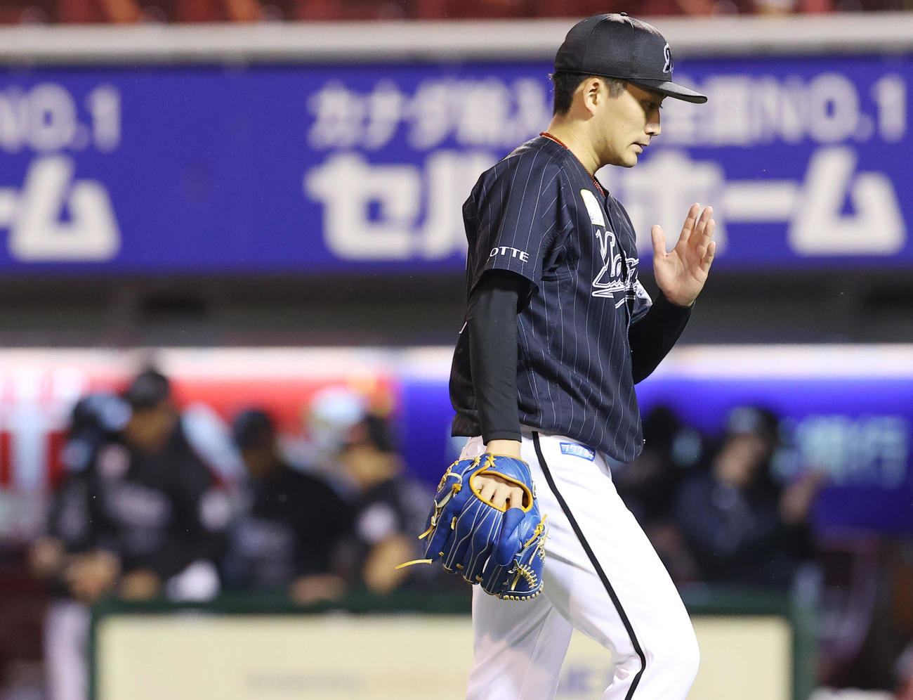 楽天対ロッテ　1回裏の登板を終え走者を出すも無失点で終えたロッテ先発の小島は柿沼に謝るしぐさをとる（撮影・垰建太）