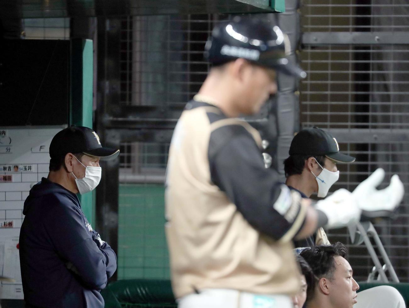 西武対日本ハム　ベンチで険しい表情の日本ハム栗山監督。右手前は中田（撮影・佐藤翔太）