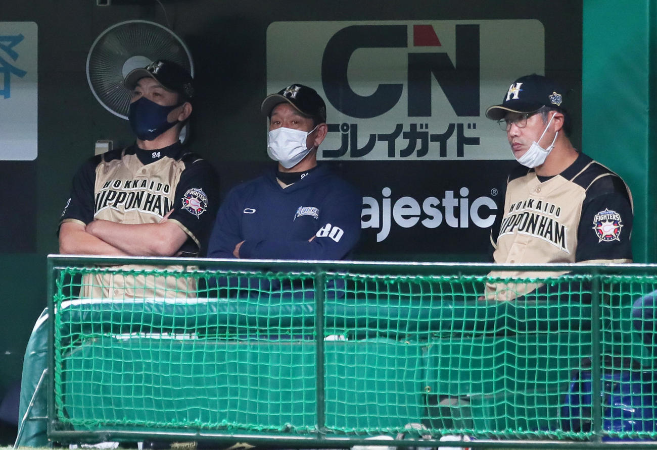 西武対日本ハム　5回裏西武2死一、二塁、木村に右前適時打を許し厳しい表情の日本ハム栗山監督（中央）（撮影・足立雅史）