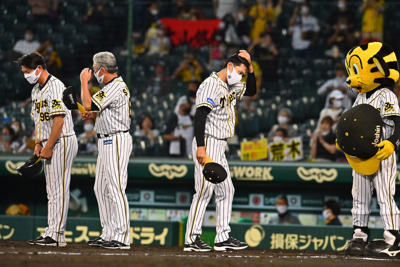 阪神対DeNA　上茶谷に完封負けして引き揚げる矢野監督（撮影・上田博志）