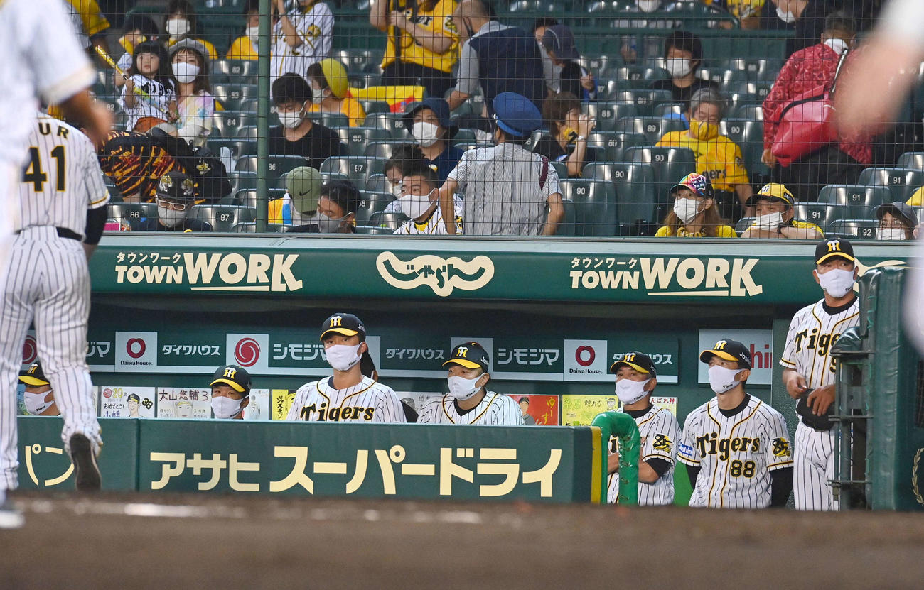 阪神対DeNA　矢野監督（右から2人目）はDeNAに完封負けしベンチで呆然とする（撮影・上田博志）