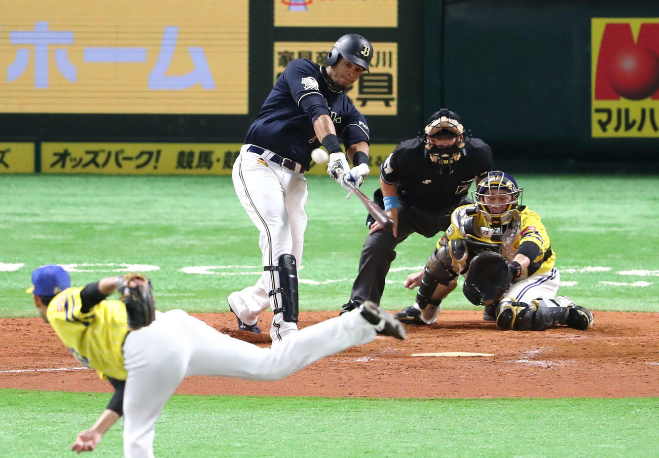 ソフトバンク対オリックス　4回表オリックス無死一塁、モヤは右越え2点本塁打を放つ（撮影・梅根麻紀）