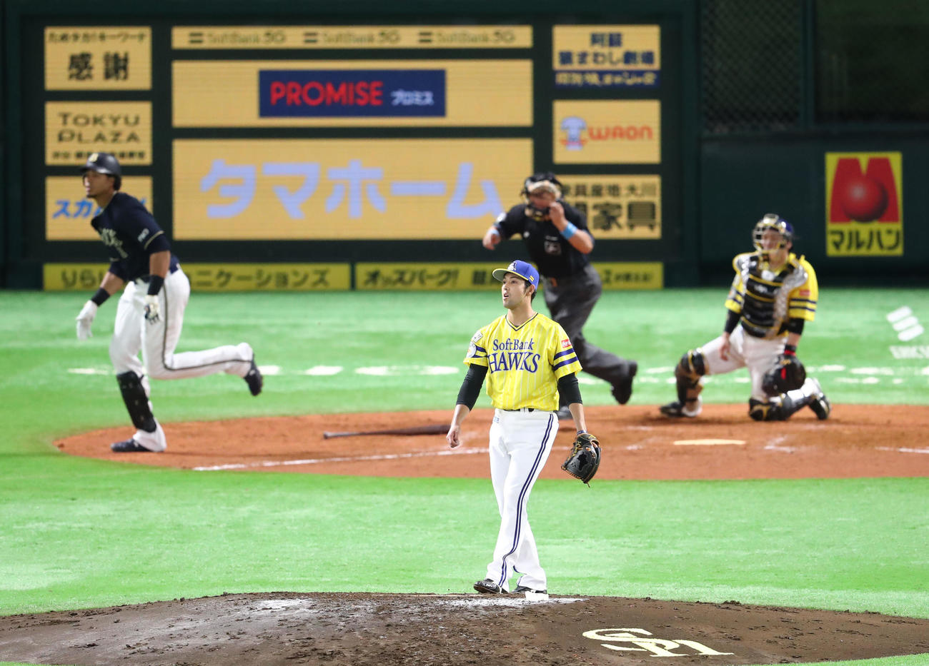 ソフトバンク対オリックス　4回表オリックス無死一塁、モヤに右越え2点本塁打を浴びた加治屋（撮影・梅根麻紀）