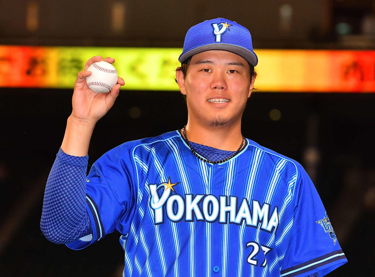 阪神対DeNA　勝利球を手に笑顔を見せる上茶谷（撮影・上田博志）