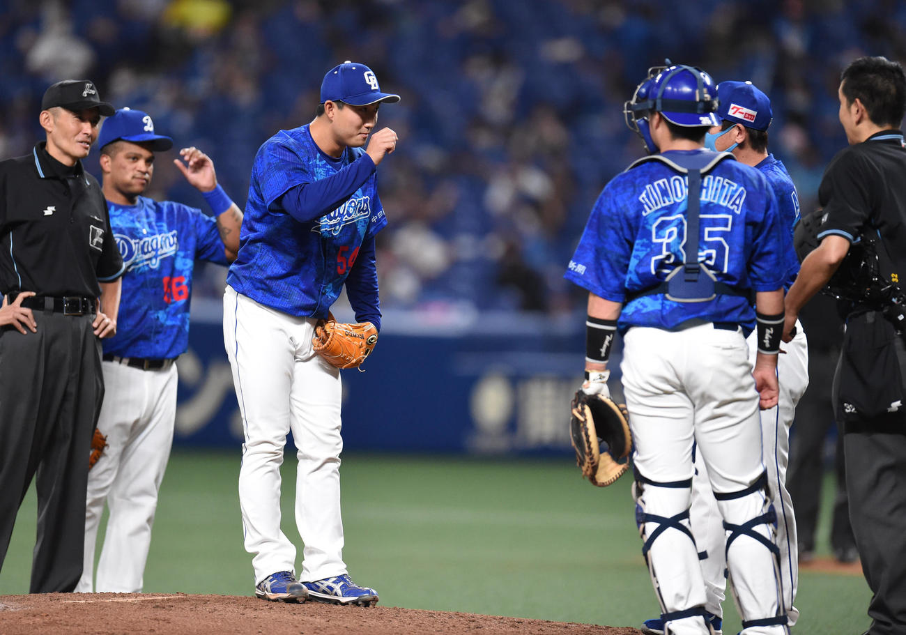 中日対ヤクルト　4回表ヤクルト1死一塁、帽子を間違えたことに気づく中日3番手の藤嶋健人（撮影・森本幸一）
