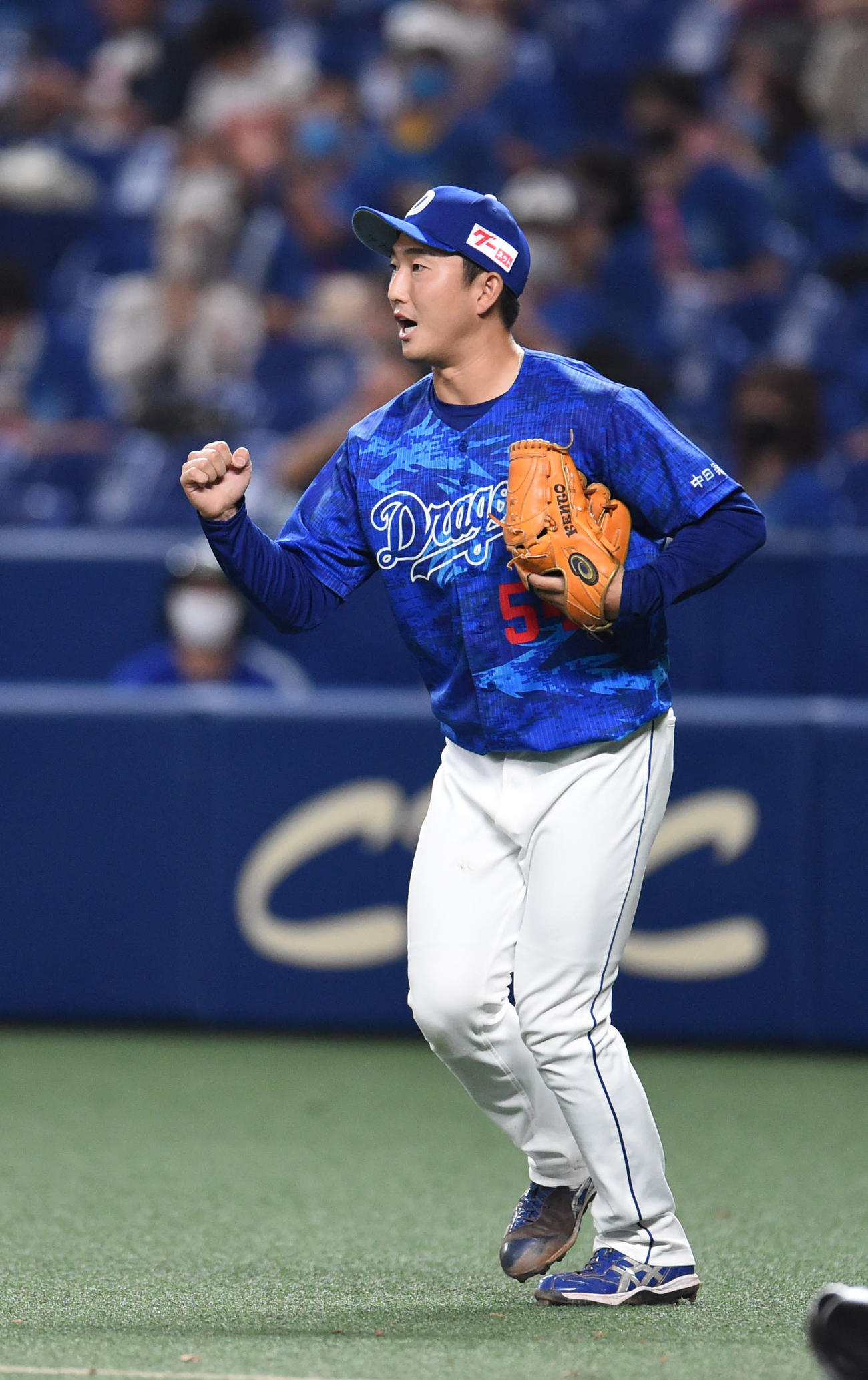 中日対ヤクルト　5回表ヤクルト2死、山田哲人を遊ゴロにしとめガッツポーズの藤嶋健人（撮影・森本幸一）