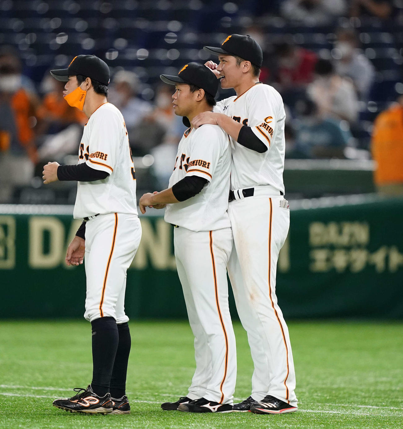巨人対広島　4連勝し、巨人田口（中央）の肩をもむ坂本（右）（撮影・鈴木みどり）