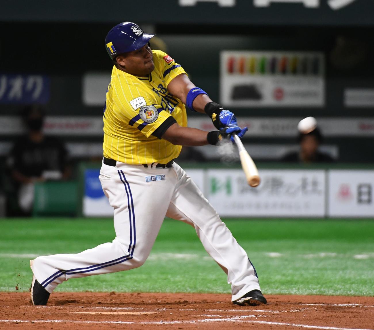 ソフトバンク対オリックス　7回裏ソフトバンク2死一塁、デスパイネはチーム2000号となる中越え2点本塁打を放つ（撮影・今浪浩三）