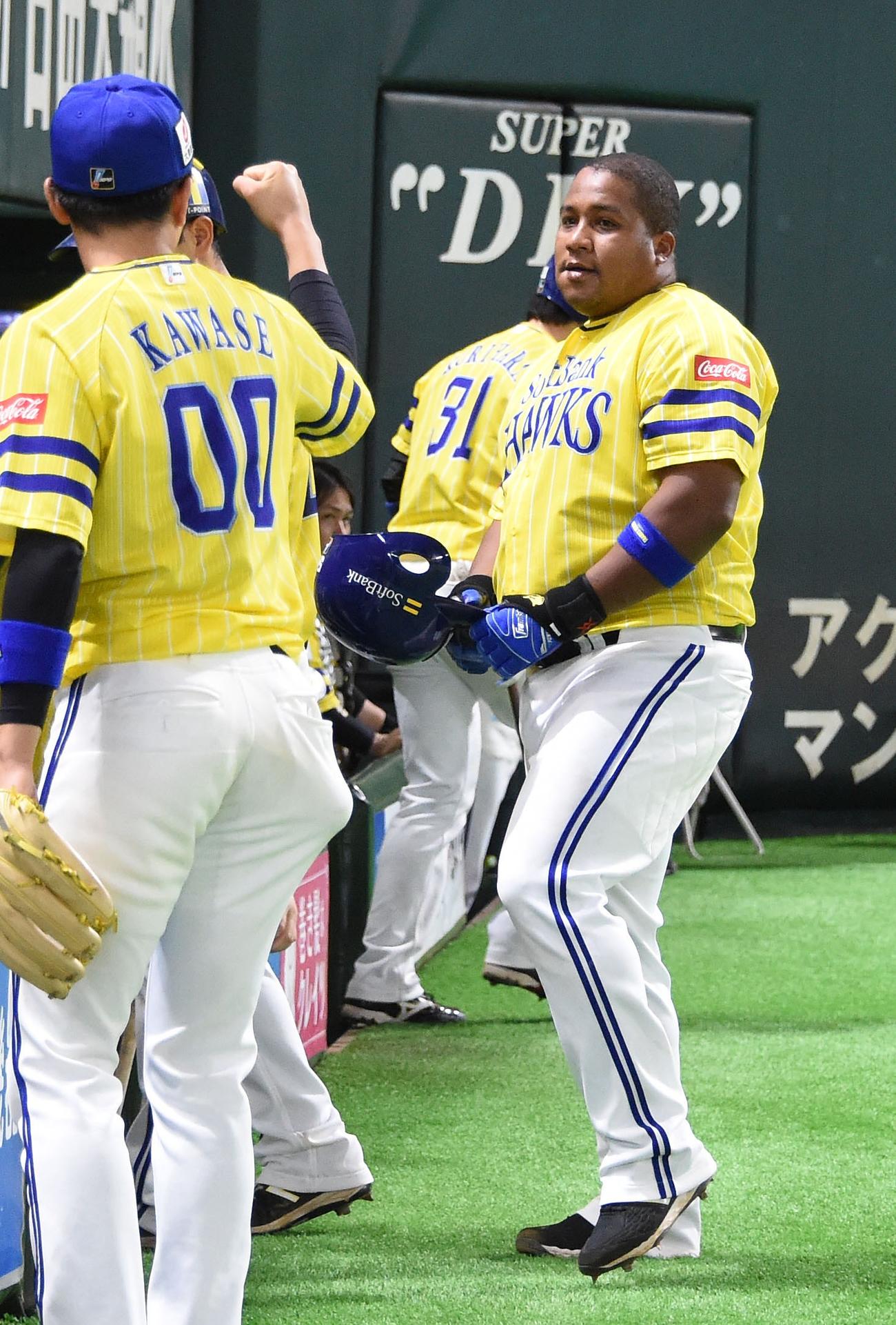 ソフトバンク対オリックス　7回裏ソフトバンク2死一塁、アルフレド・デスパイネは中越えにソフトバンク2000号本塁打を放ちナインに迎えられる（撮影・今浪浩三）